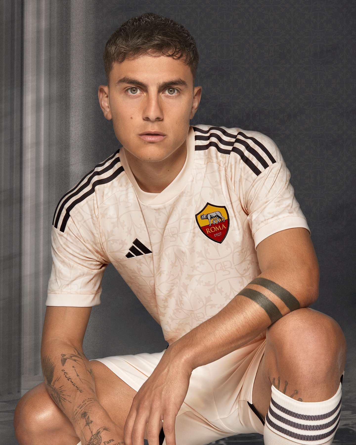 Maglia away della AS Roma 2023-2024: il marmo e l'architettura romana