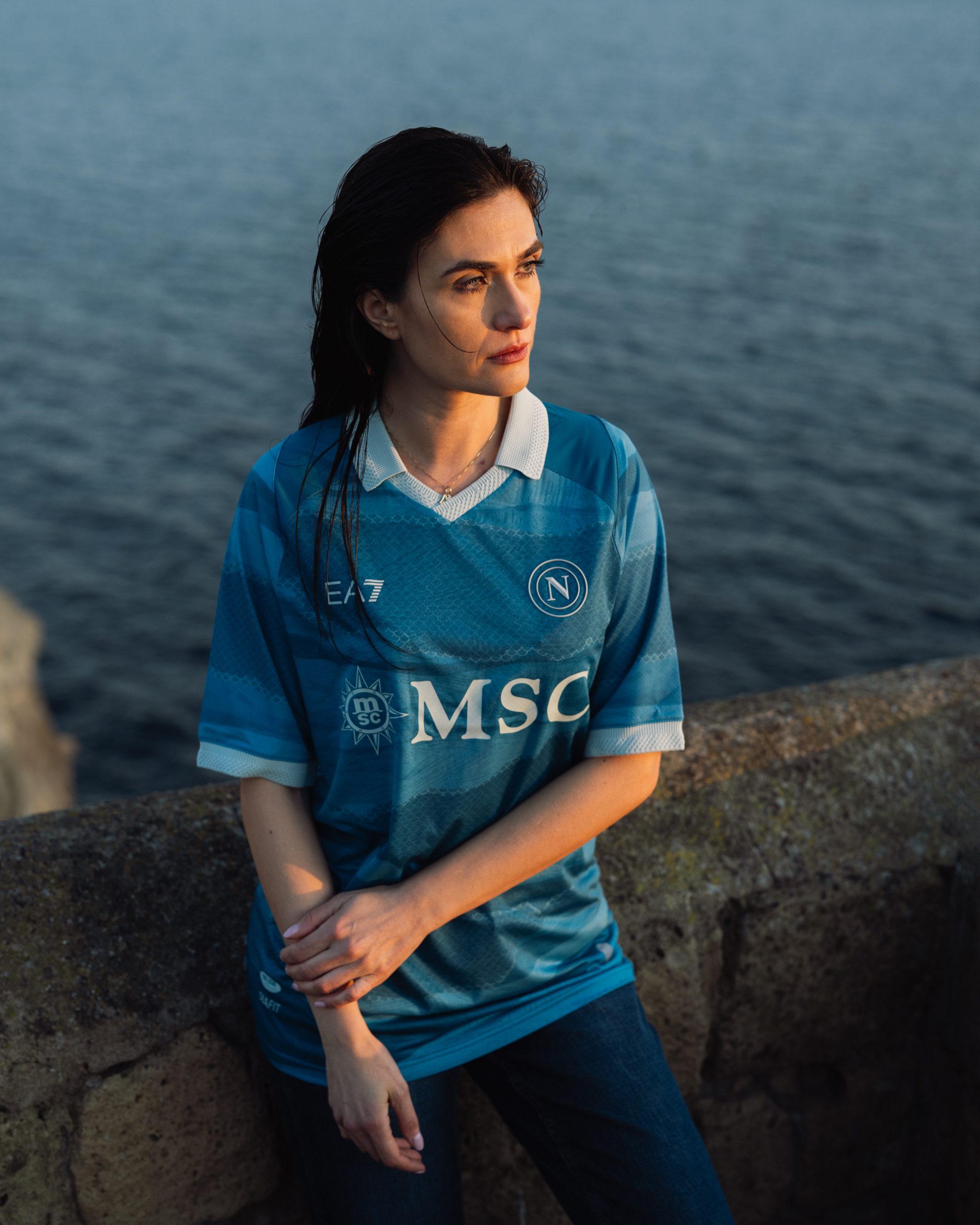 Il Napoli celebra la città con la maglia EA7 Partenope