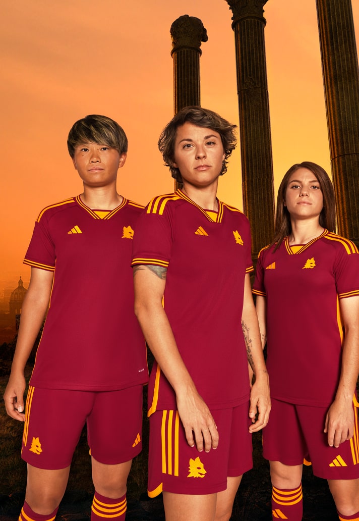 Maglia home della AS Roma 2023-2024: il ritorno di adidas trent anni dopo