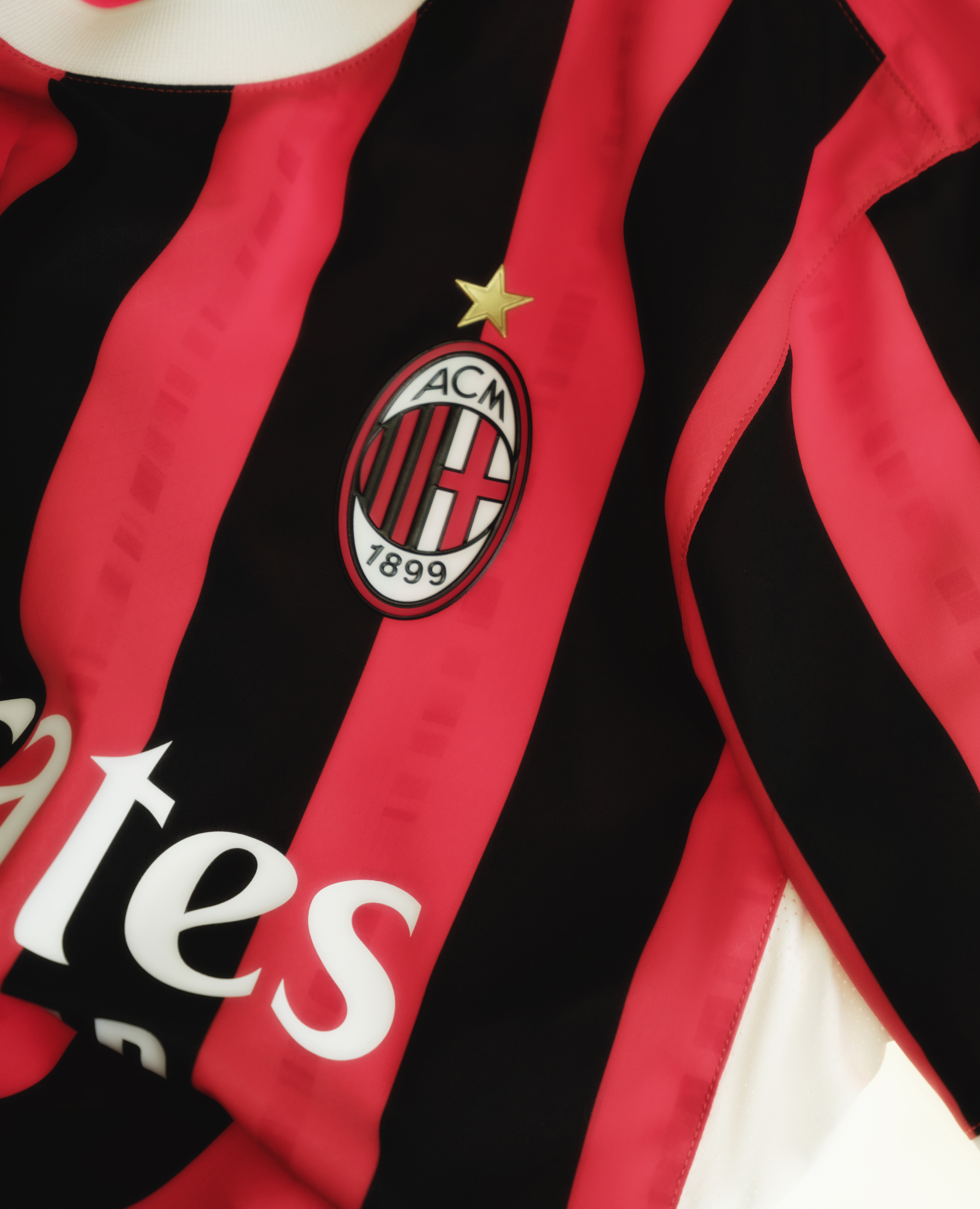Maglia home del Milan 2024-2025: Made with Milanismo per i 125 anni