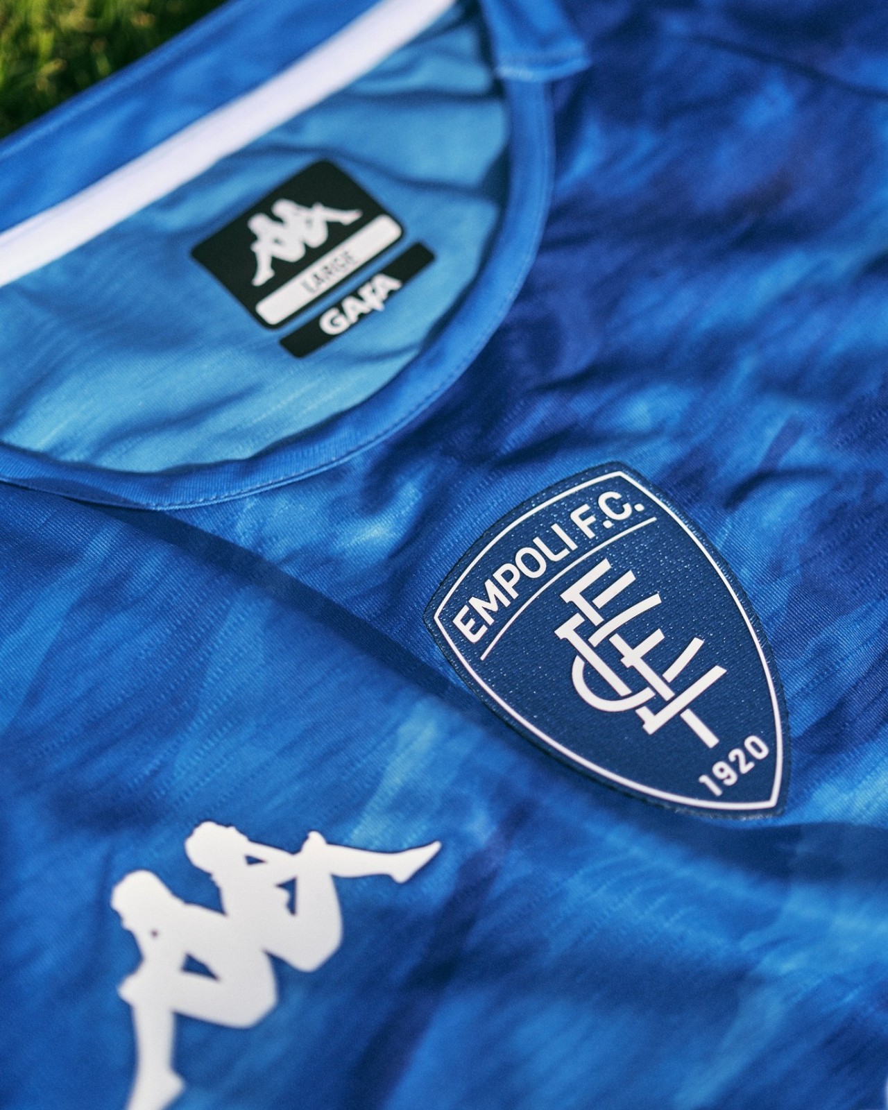 Maglie dell'Empoli FC 2025-2026 ispirate al vetro di Empoli