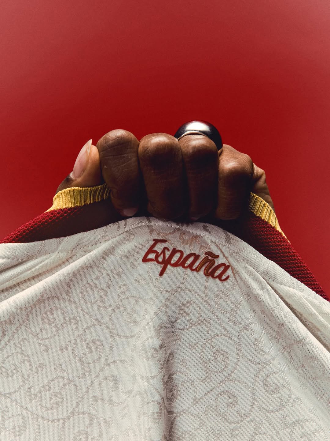 La maglia away della Spagna per i Mondiali 2026 è un gioiello letterario!