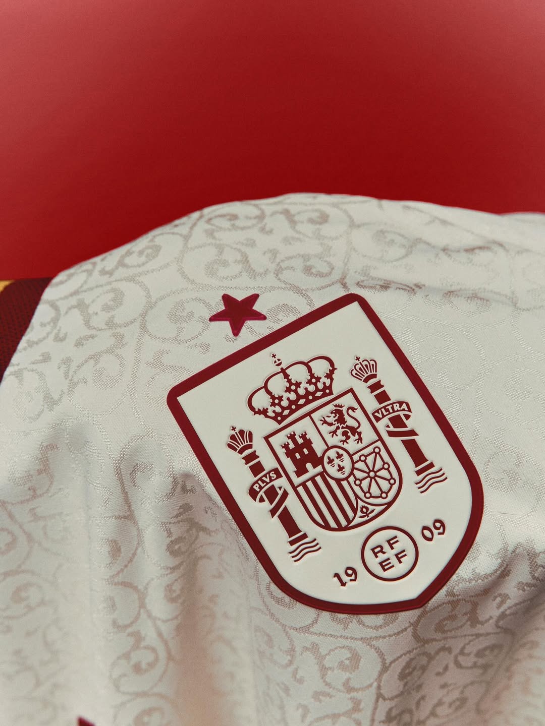 La maglia away della Spagna per i Mondiali 2026 è un gioiello letterario!