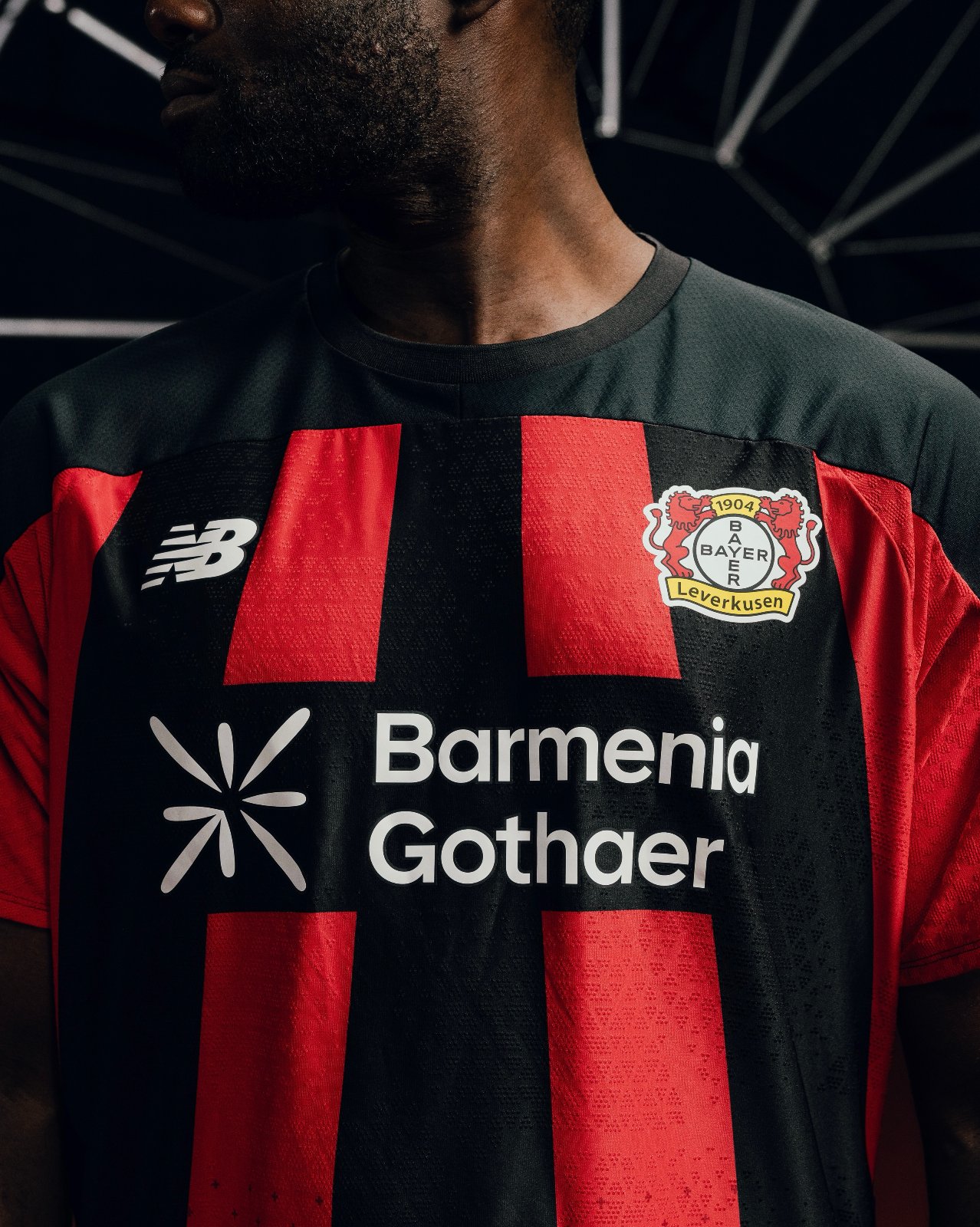 Maglie del Bayer Leverkusen 2026-2027 ispirate alla BayArena e a 'City of Colours'