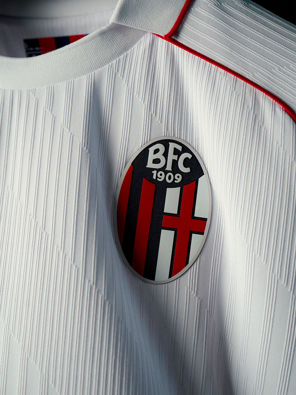 Le maglie del Bologna FC 2026-2027 omaggio allo Stadio Renato Dall'Ara