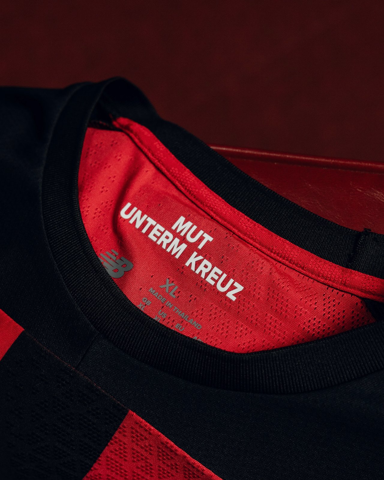 Maglie del Bayer Leverkusen 2026-2027 ispirate alla BayArena e a 'City of Colours'