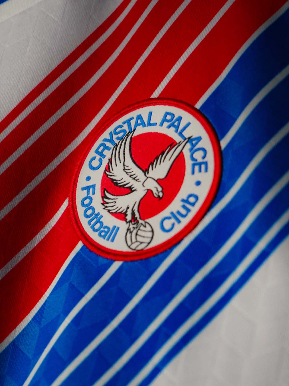 Maglia home del Crystal Palace 2026-2027 con l'iconica sash!