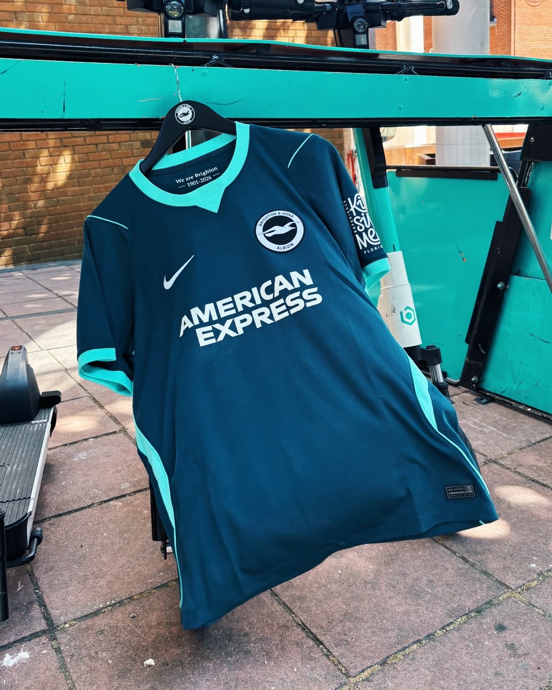 Maglie Brighton & Hove Albion 2026-2027 ispirate alle maglie del 1983