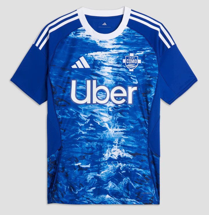 Maglie del Como 1907 2025-2026 ispirate al lago e allo stadio