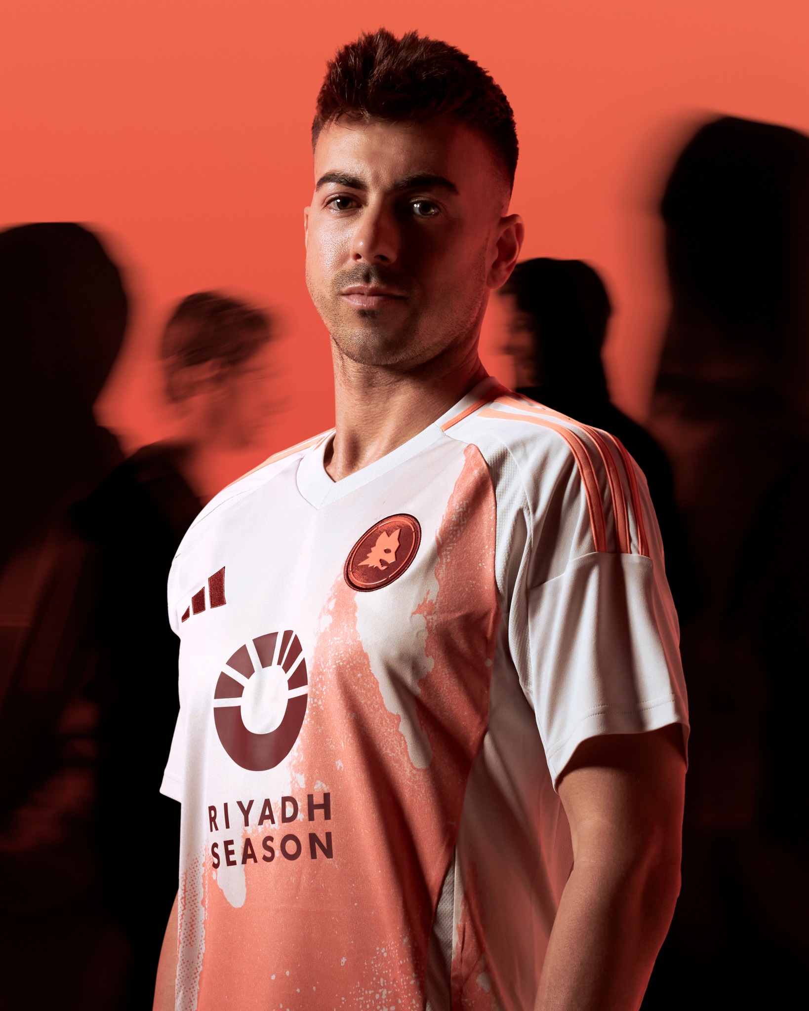 Maglia away dell’AS Roma 2024-2025: i graffiti del Testaccio