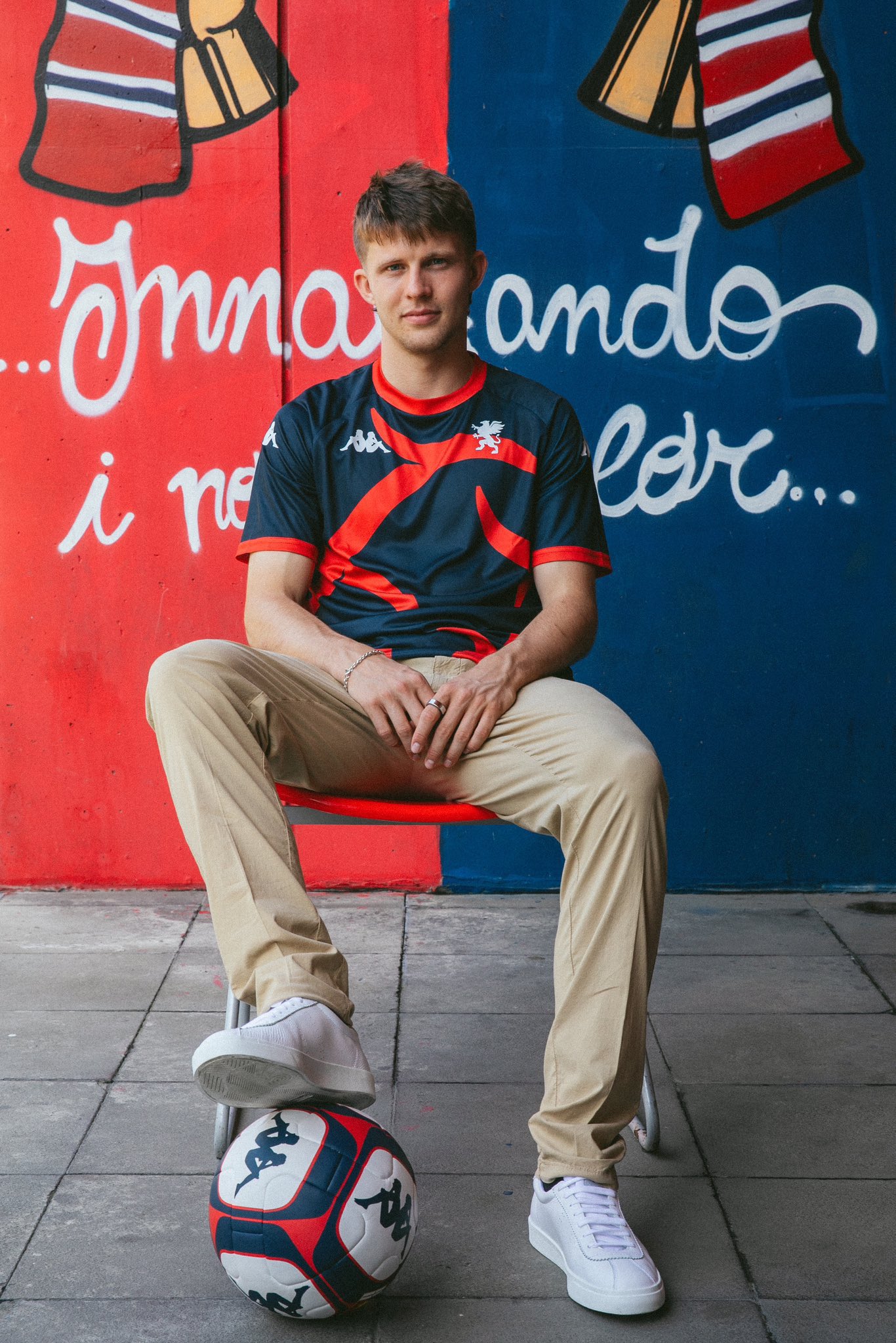 Il Genoa celebra il documentario «Genoa comunque e ovunque» con una maglia speciale