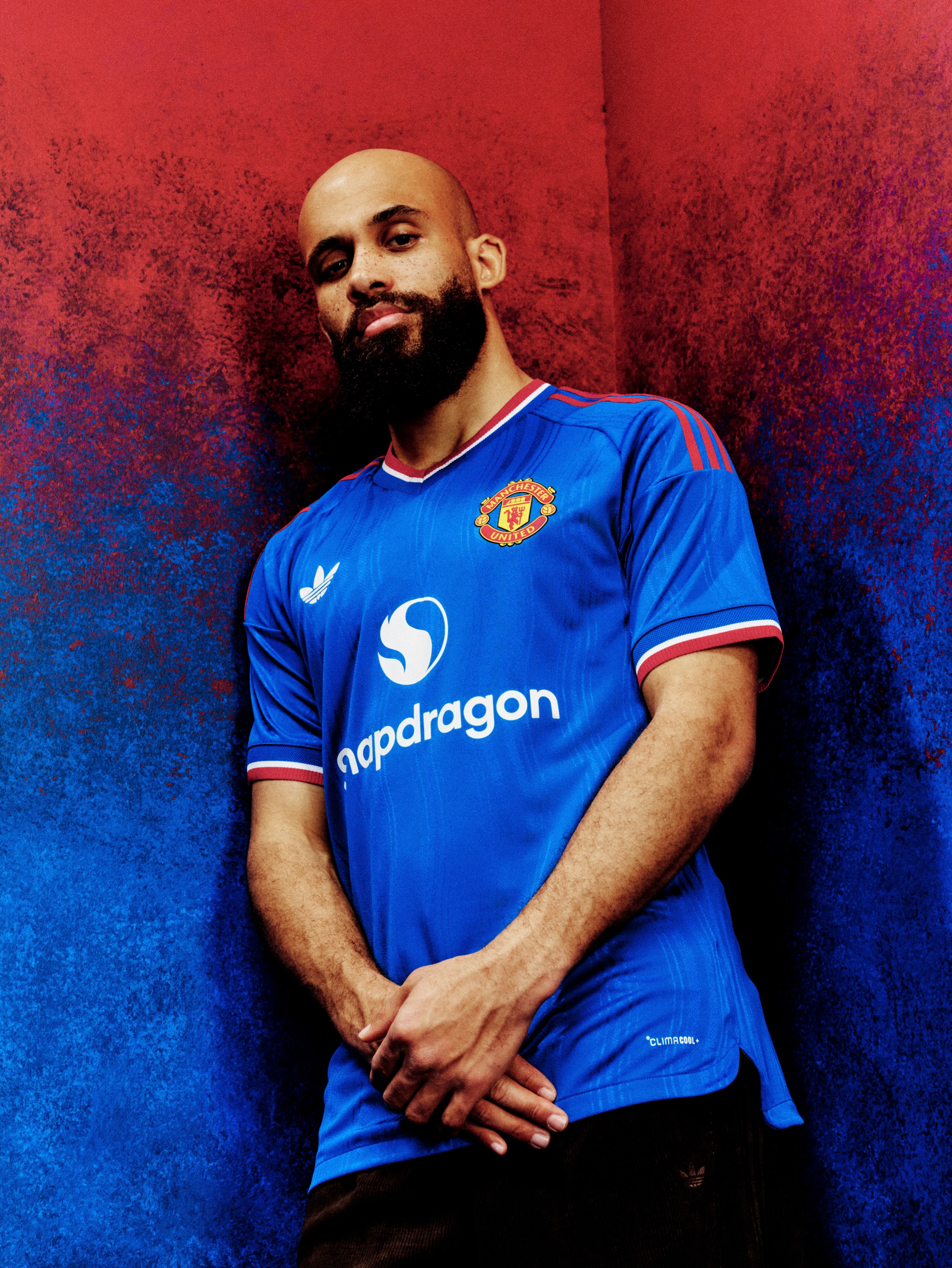 Maglia away Manchester United 2026-2027 riporta l'iconico design blu
