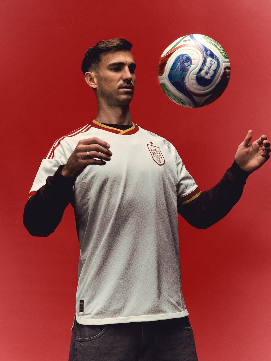 La maglia away della Spagna per i Mondiali 2026 è un gioiello letterario!