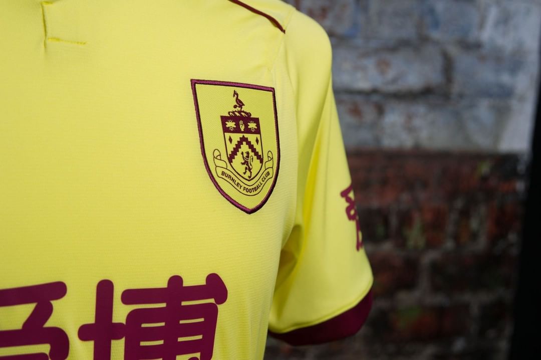 geel-burnley-uitshirt-2020-2021.jpg