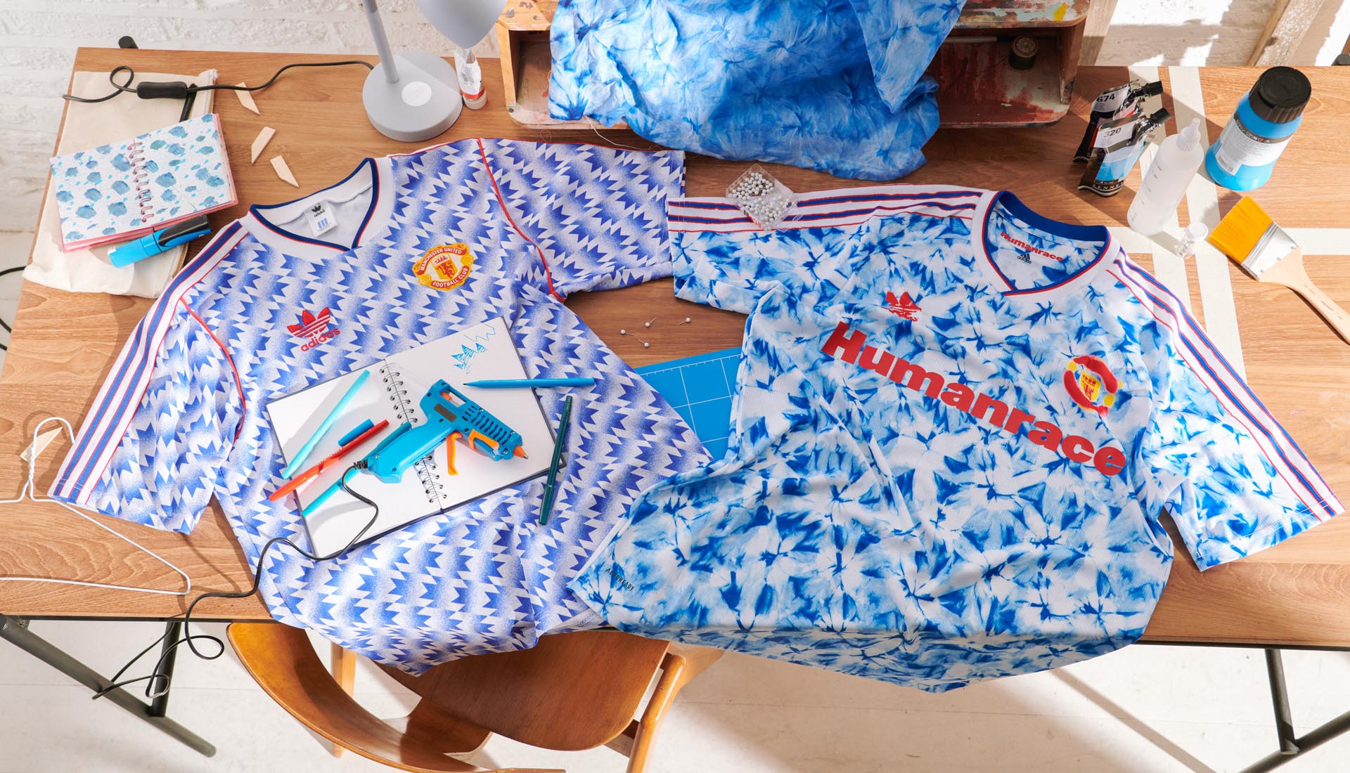 manchester-united-human-race-tenues-2020-2021.jpg