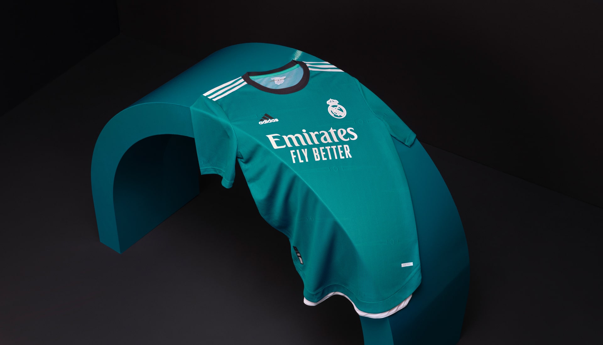 real-madrid-3e-shirt-2021-2022.jpg
