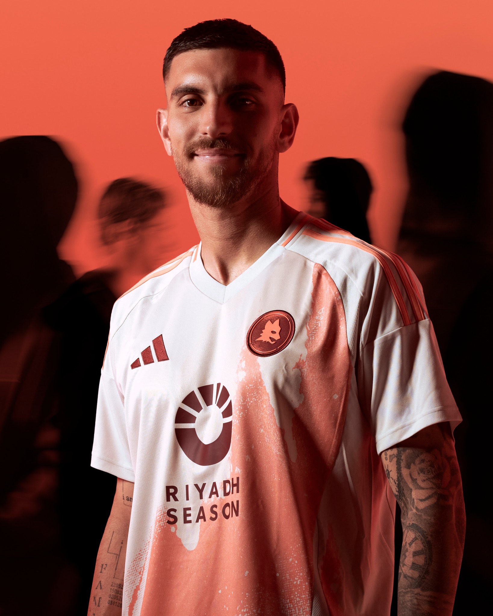 Maglia away dell’AS Roma 2024-2025: i graffiti del Testaccio