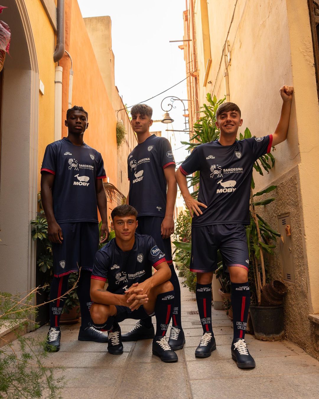Maglie del Cagliari 2023-2024: Eye Sportswear tra Dea madre e onde del mare