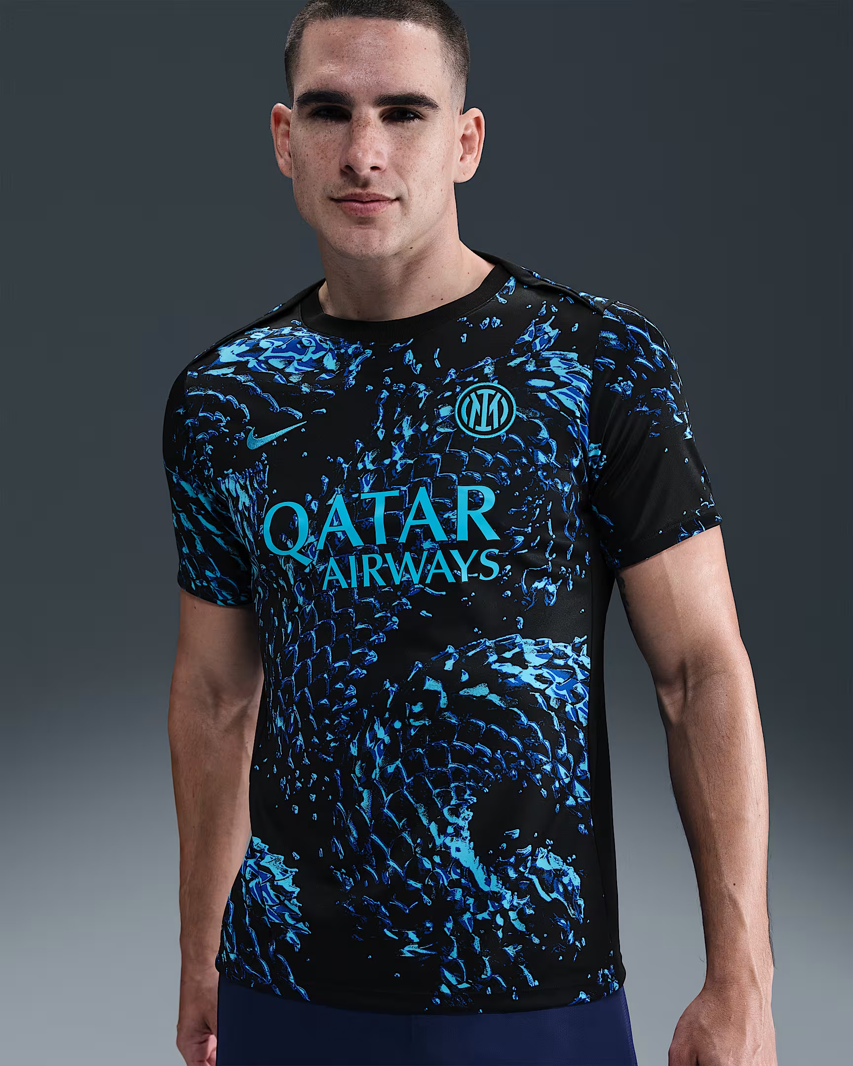 Maglia da riscaldamento dell'Inter 2025-2026: la pelle del Biscione secondo Nike