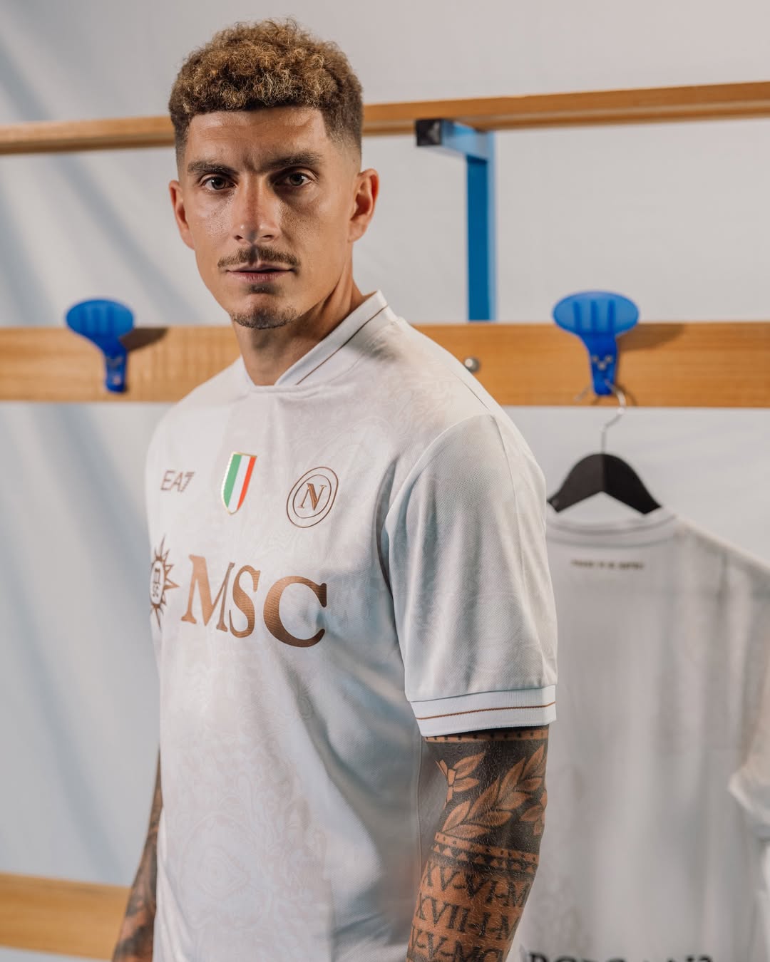 Maglie del SSC Napoli 2025-2026: omaggio alla città e al caffè