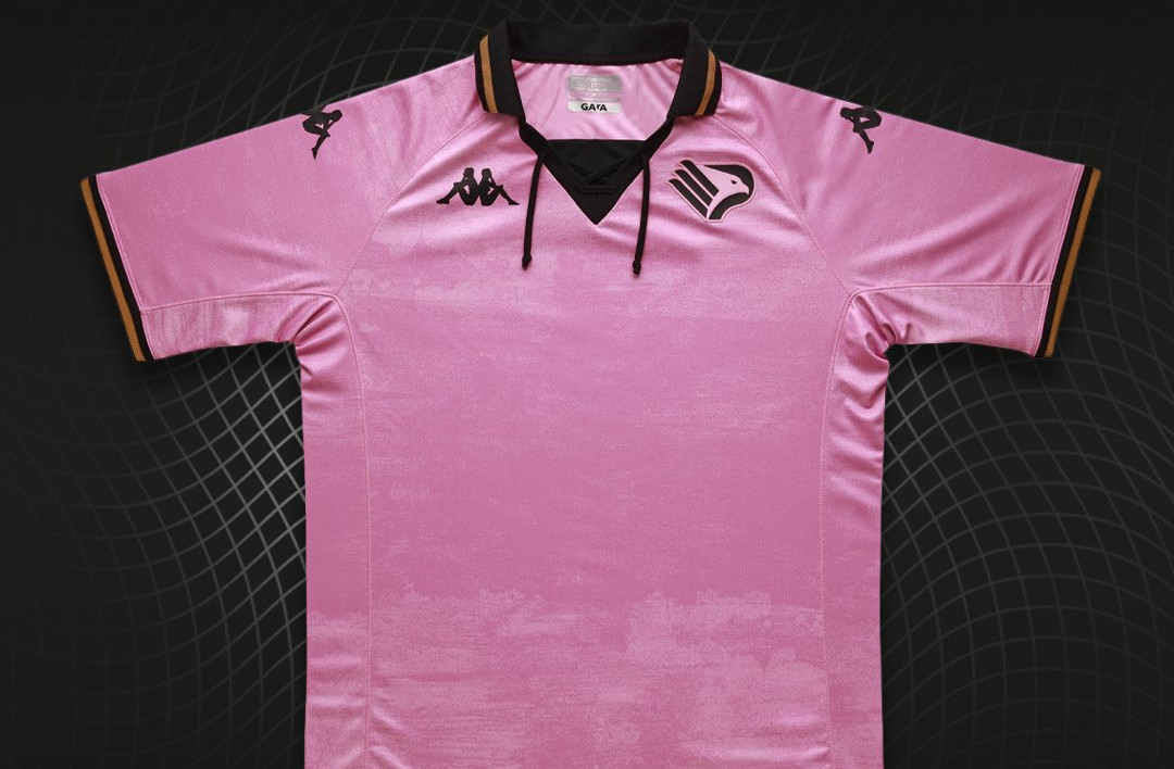 Maglie del Palermo 2022-2023: Kappa tra camo rosa e le rose di TvBoy
