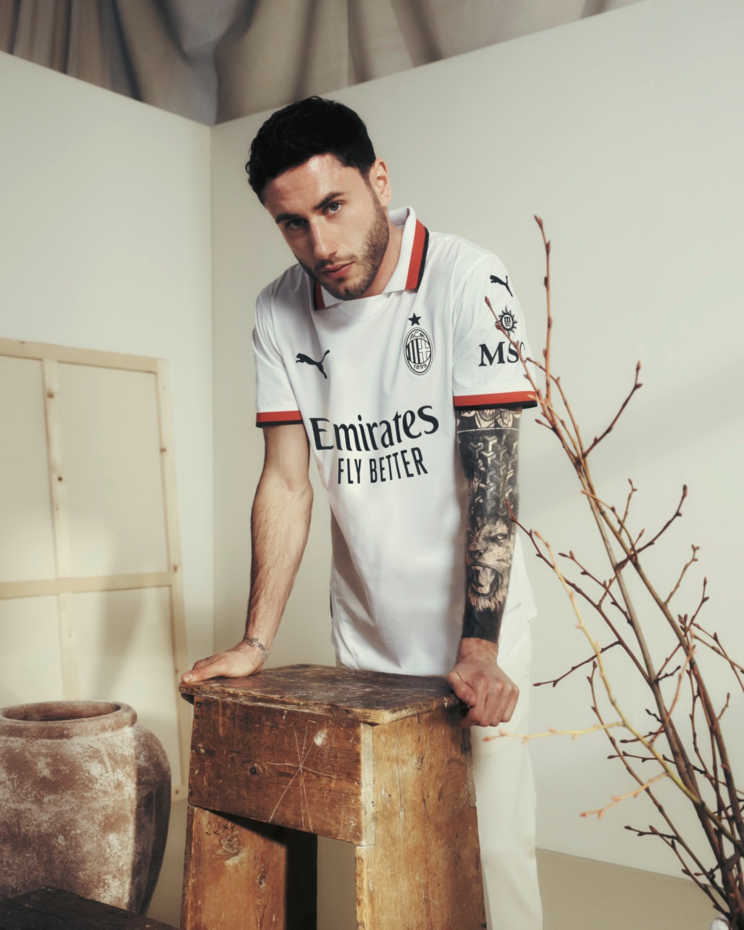 Maglia away del Milan 2024-2025: eleganza retro e gessate nascoste