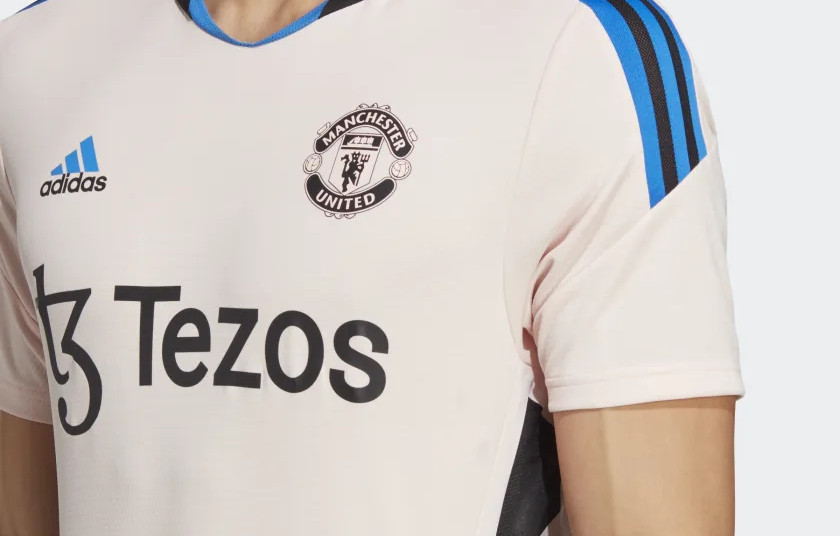 manchester-united-trainingsshirt-2023-b.jpg