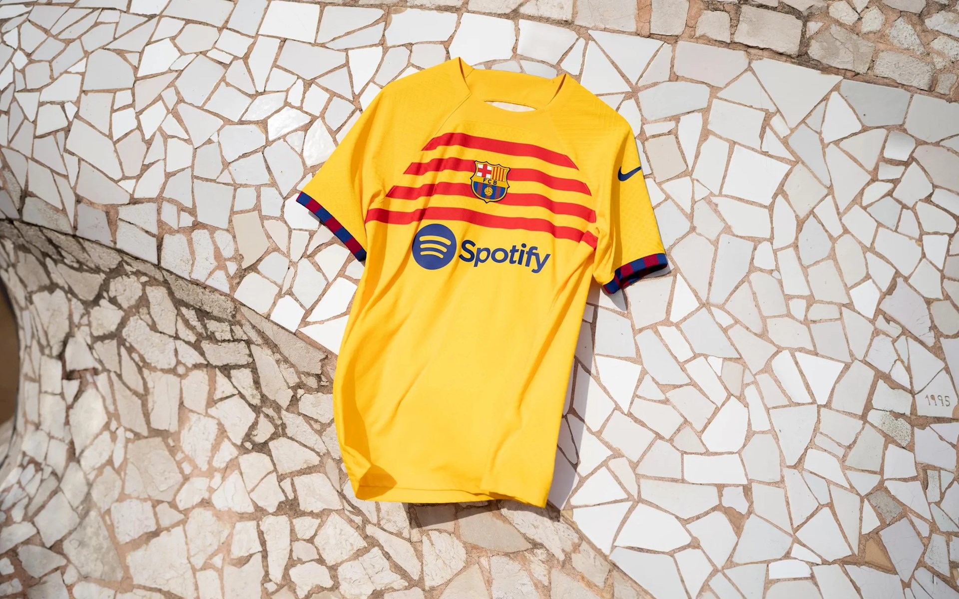 fc-barcelona-4e-voetbalshirt-2022-2023.jpg