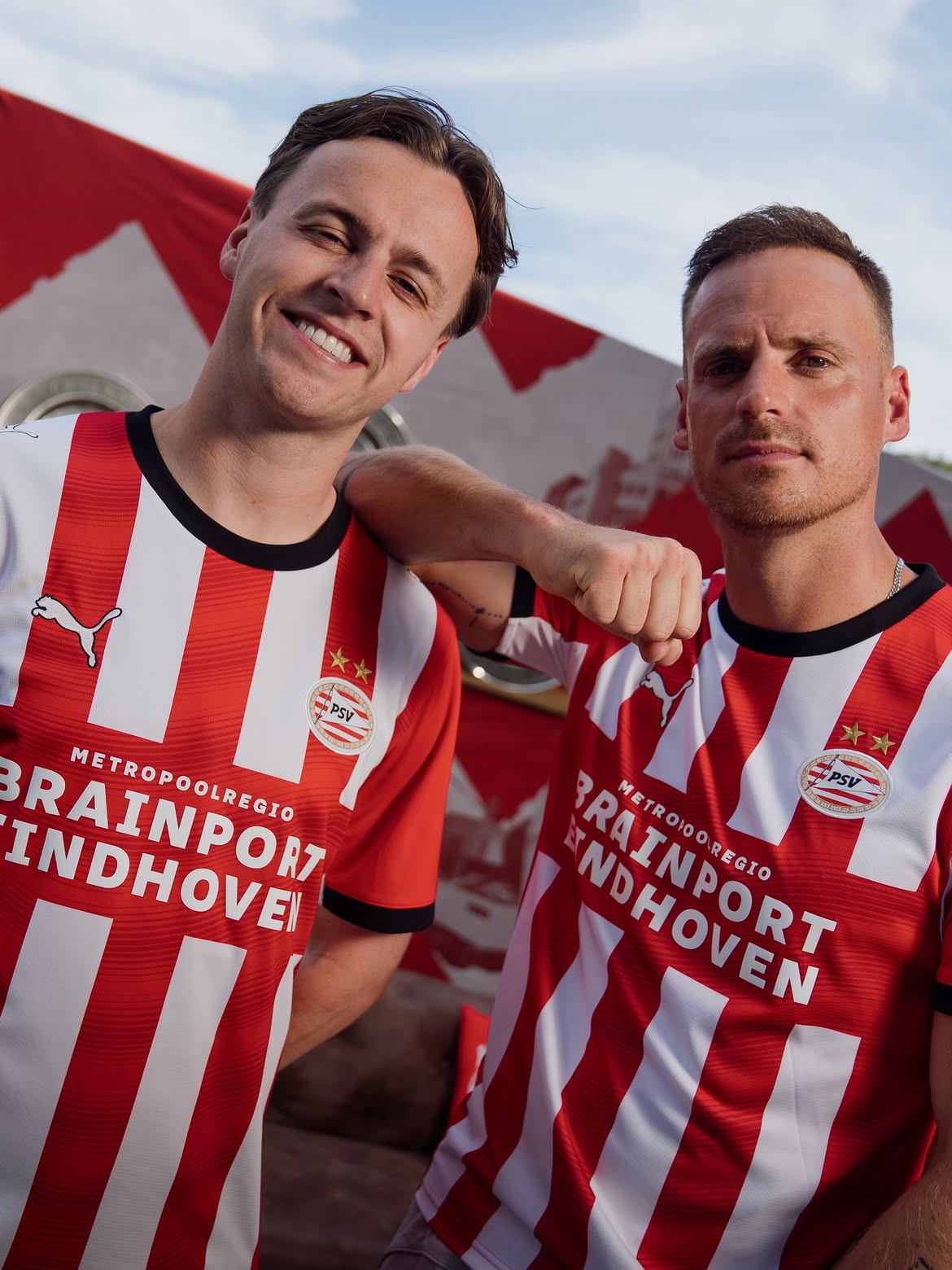 La maglia home del PSV 2026-2027 ha un design tradizionale