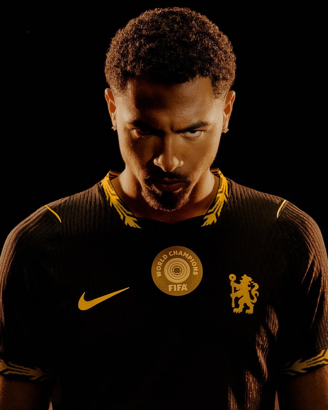 Maglia away del Chelsea 2026-2027: «Unleash The Lion», nero e oro per i Blues