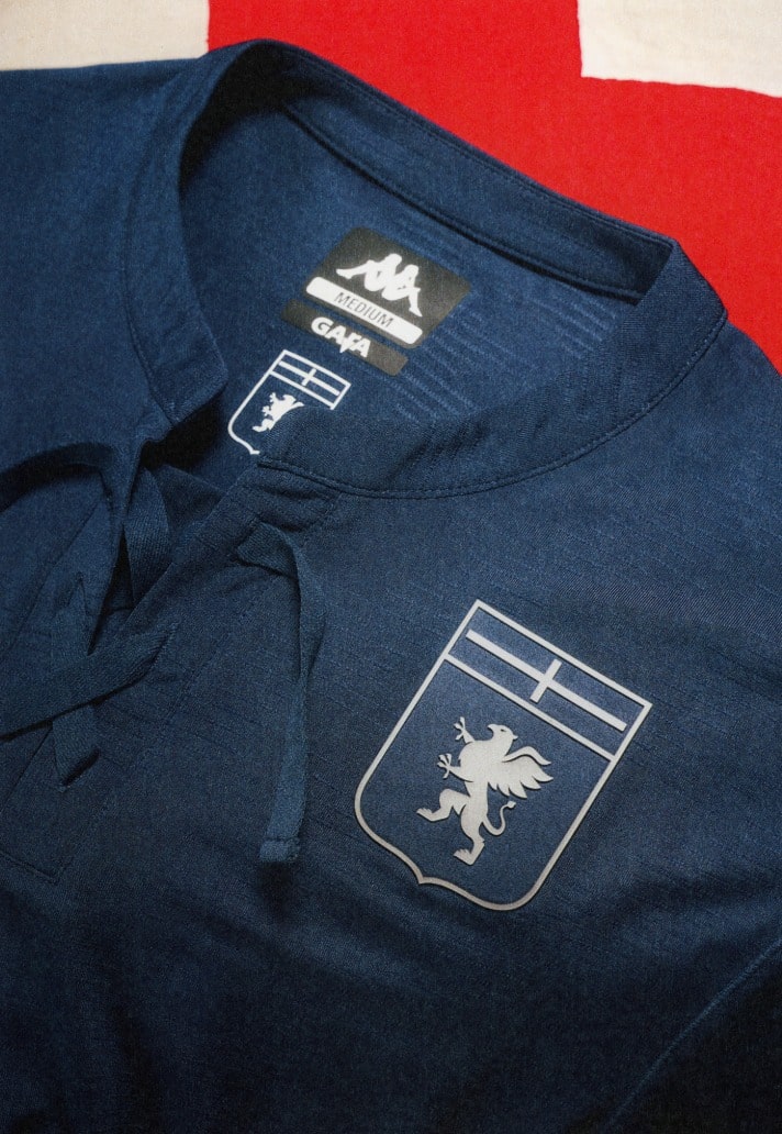 Maglie del Genoa CFC 2025-2026: stemma scomposto, Croce di San Giorgio e inno