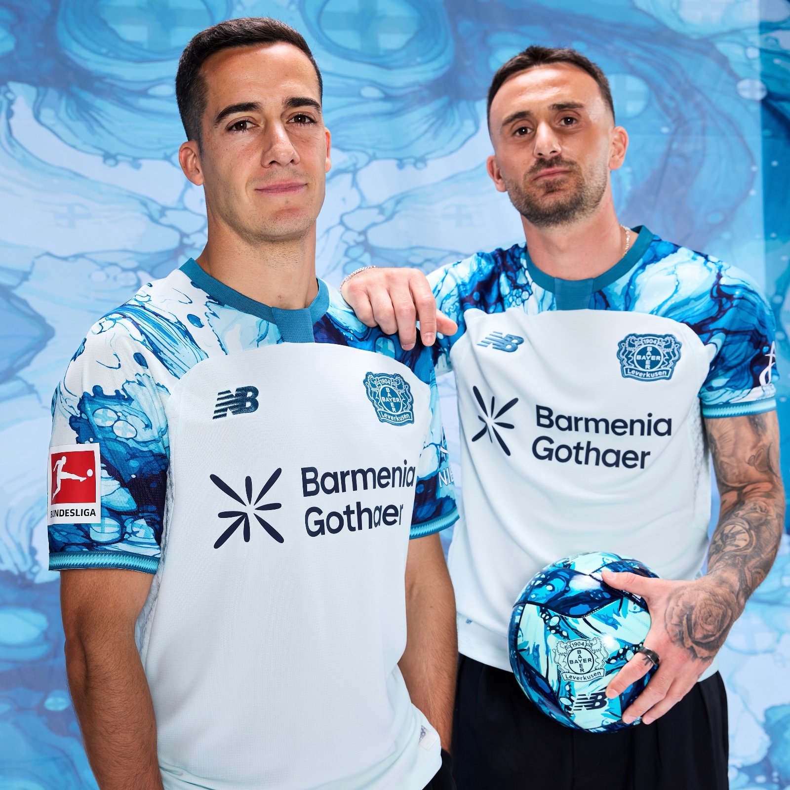 Maglie del Bayer Leverkusen 2026-2027 ispirate alla BayArena e a 'City of Colours'