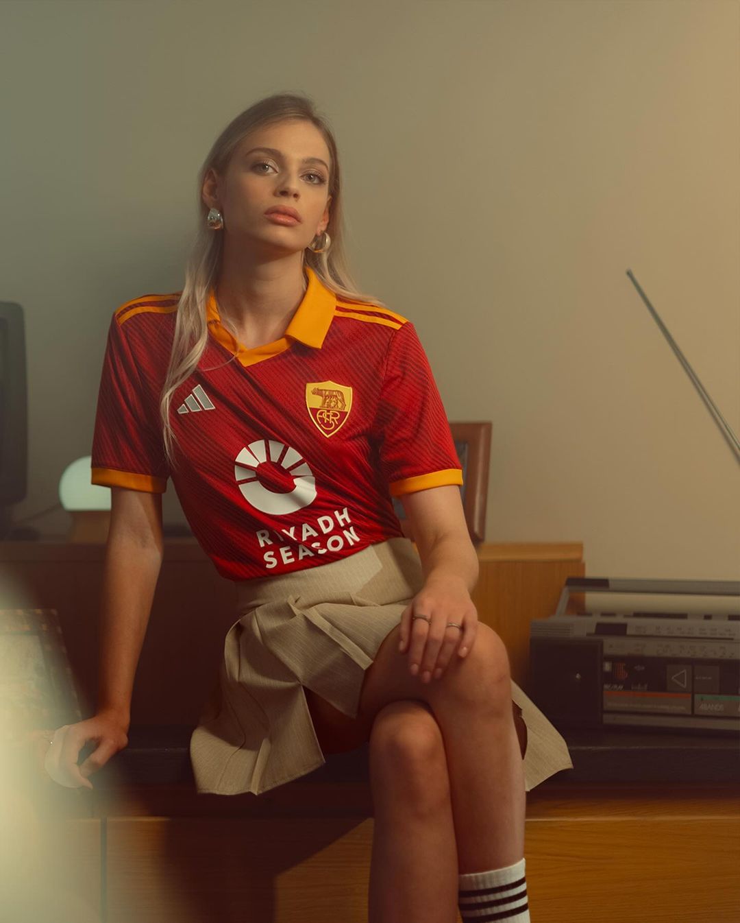 Maglia AS Roma Origins 2024: il derby con lo stile degli anni Novanta