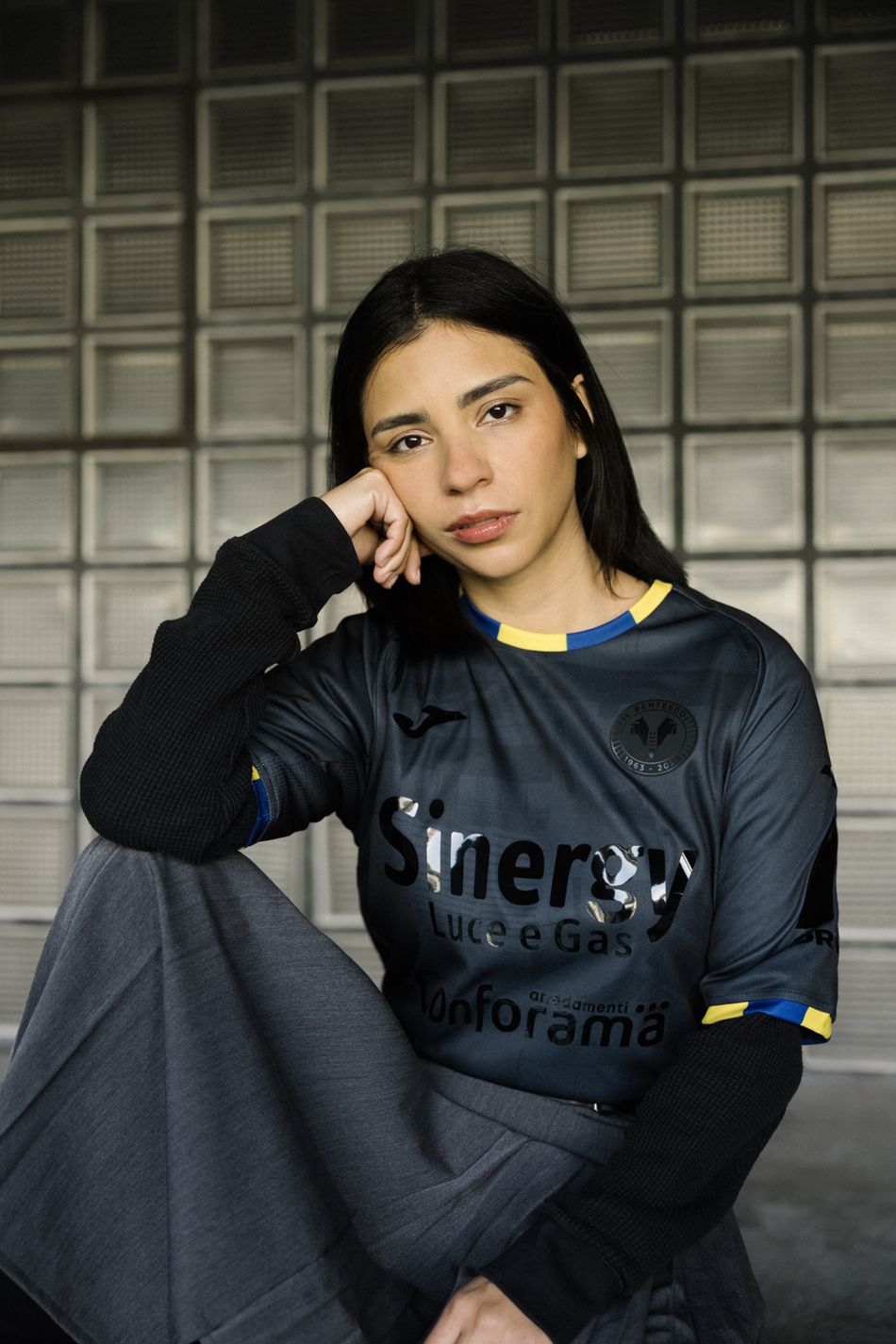Maglie dell’Hellas Verona 2023-2024: l’esordio di Joma e i 60 anni del Bentegodi