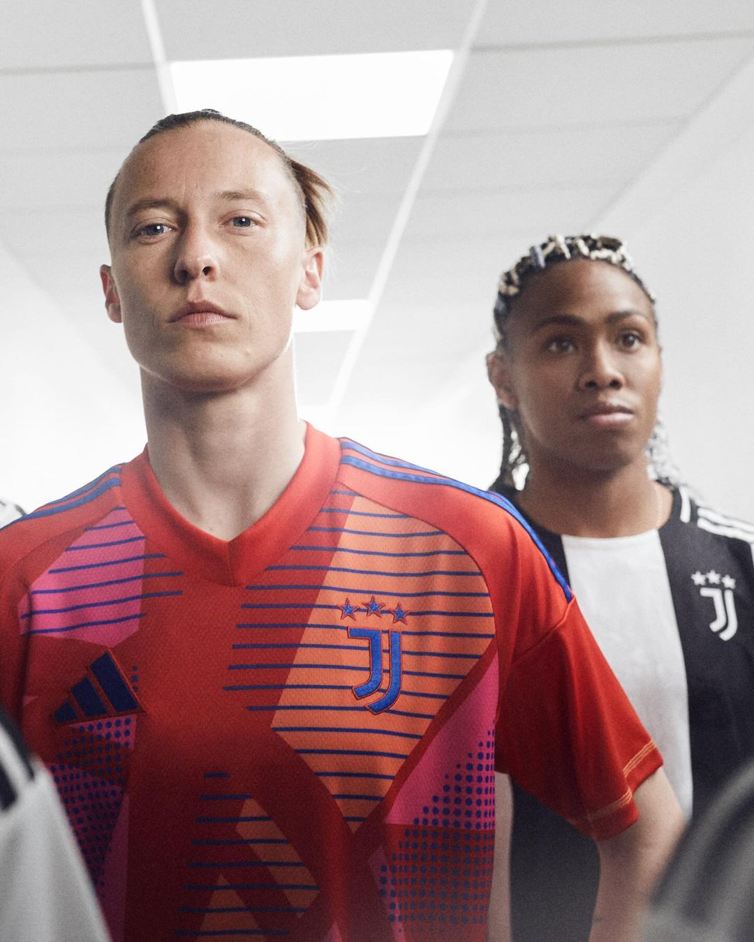Maglia home della Juventus 2024-2025: le strisce diventano paesaggio lunare