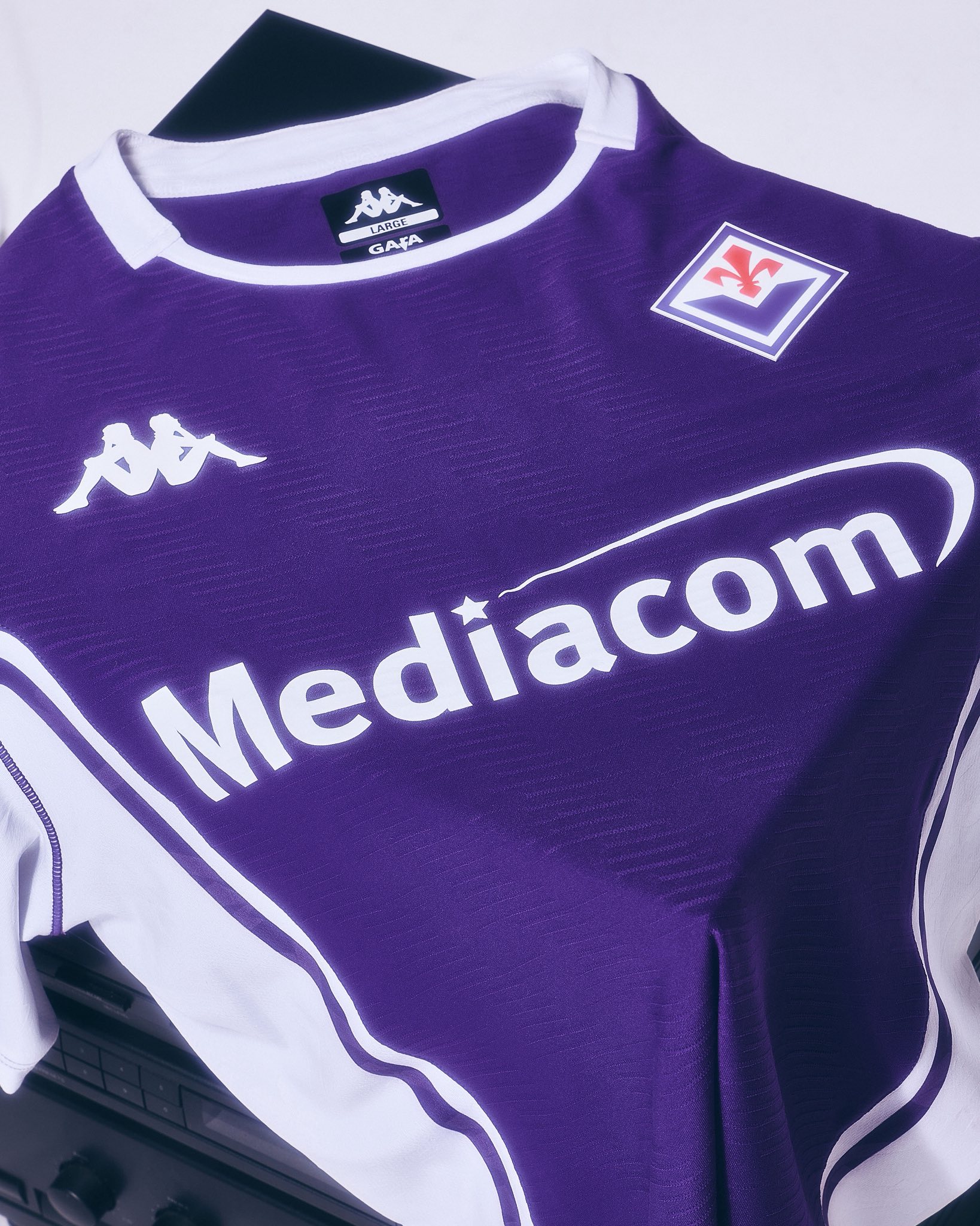 Maglie della Fiorentina 2025-2026: gli anni Novanta, Santa Maria Novella e l'Arno