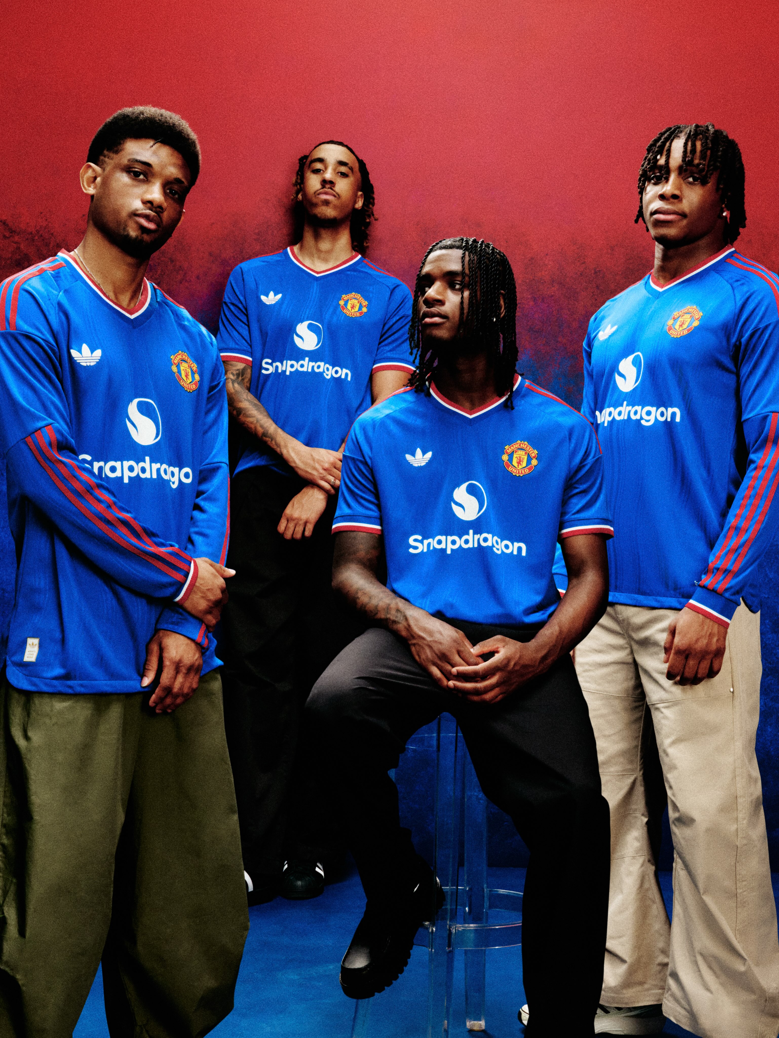 Maglia away Manchester United 2026-2027 riporta l'iconico design blu