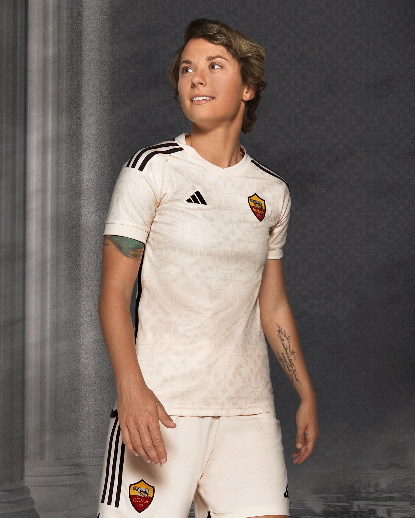 Maglia away della AS Roma 2023-2024: il marmo e l'architettura romana