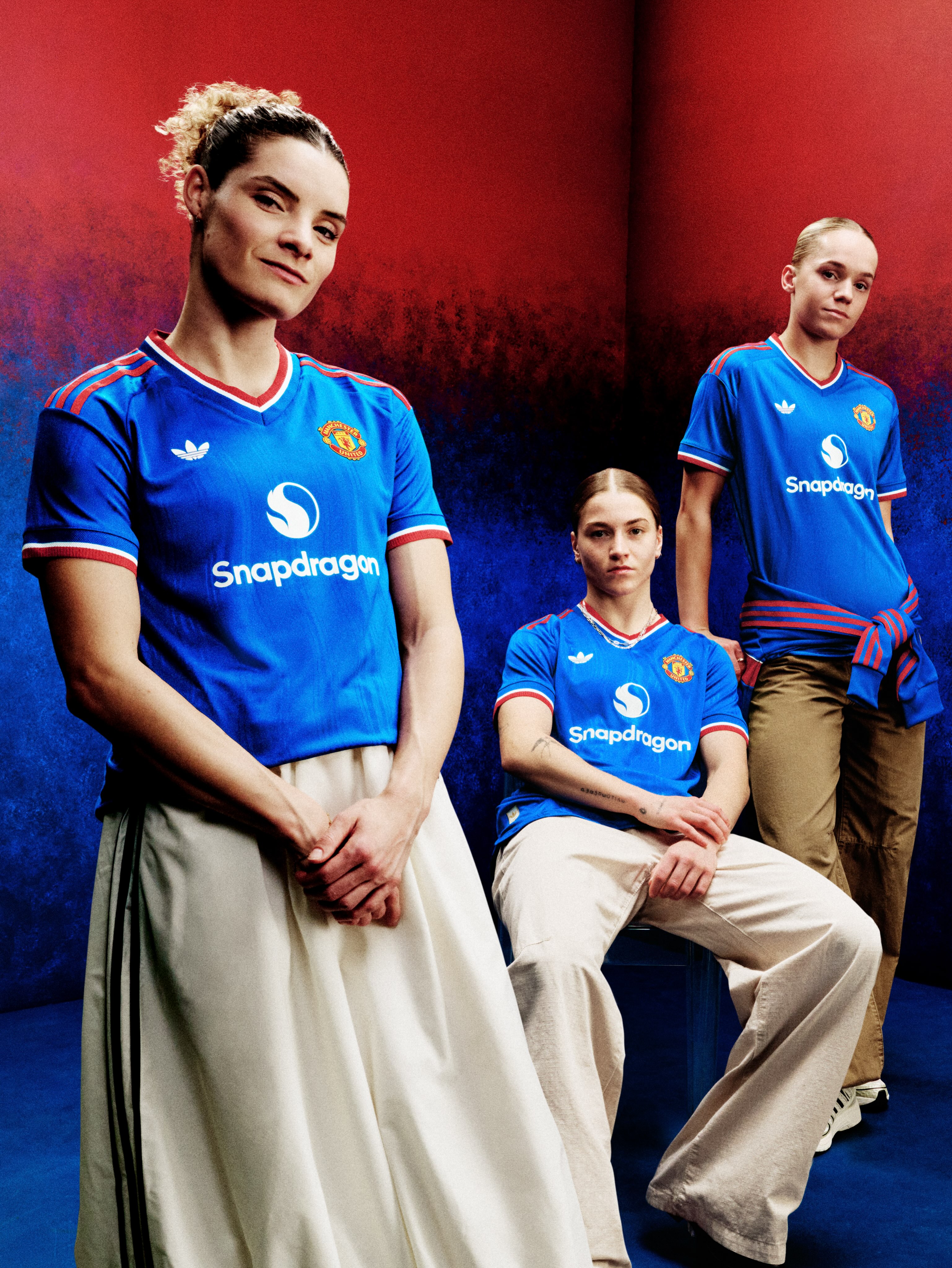 Maglia away Manchester United 2026-2027 riporta l'iconico design blu