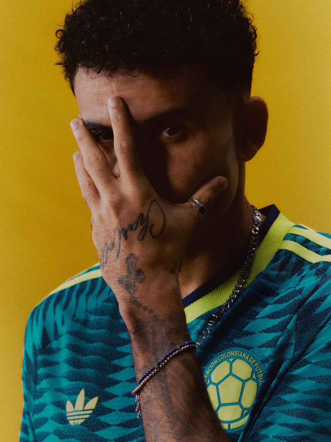 La maglia away della Colombia per i Mondiali 2026 celebra la biodiversità