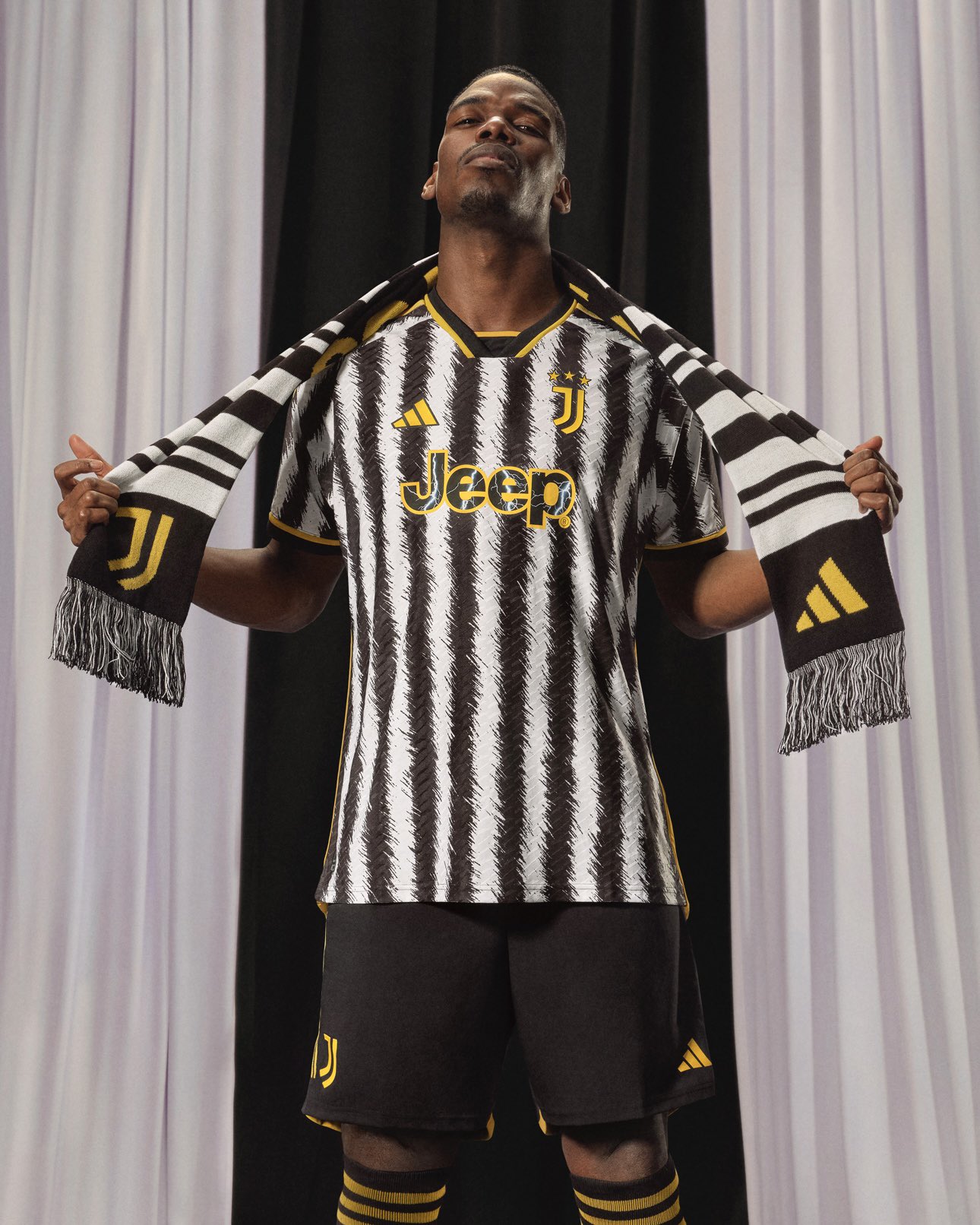 Maglia home della Juventus 2023-2024: le strisce diventano manto di zebra