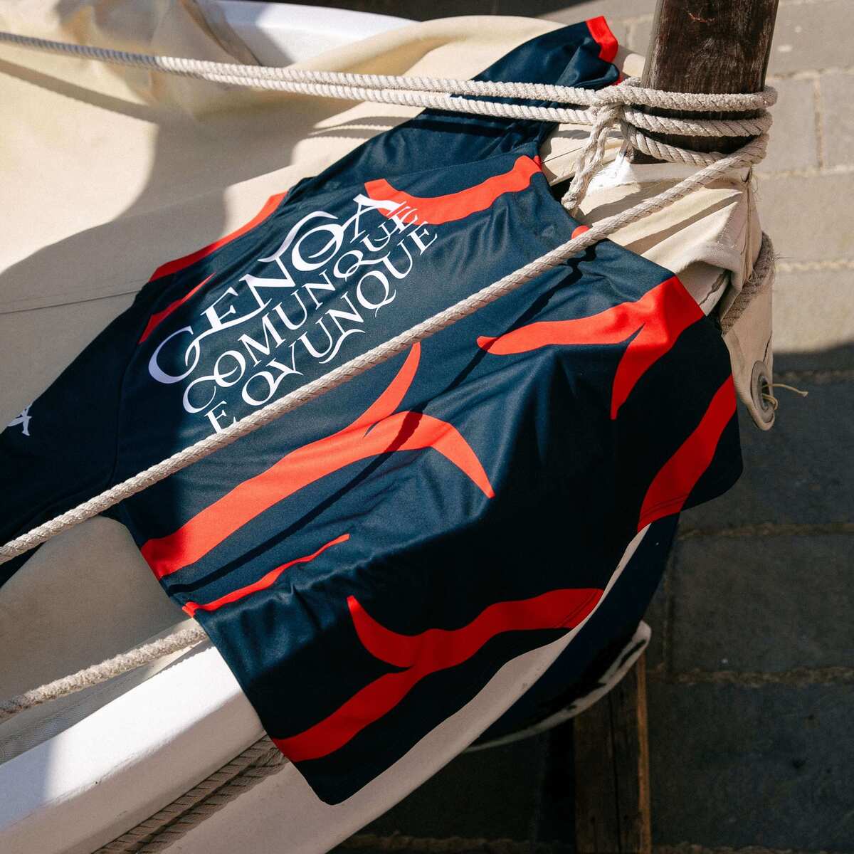 Il Genoa celebra il documentario «Genoa comunque e ovunque» con una maglia speciale