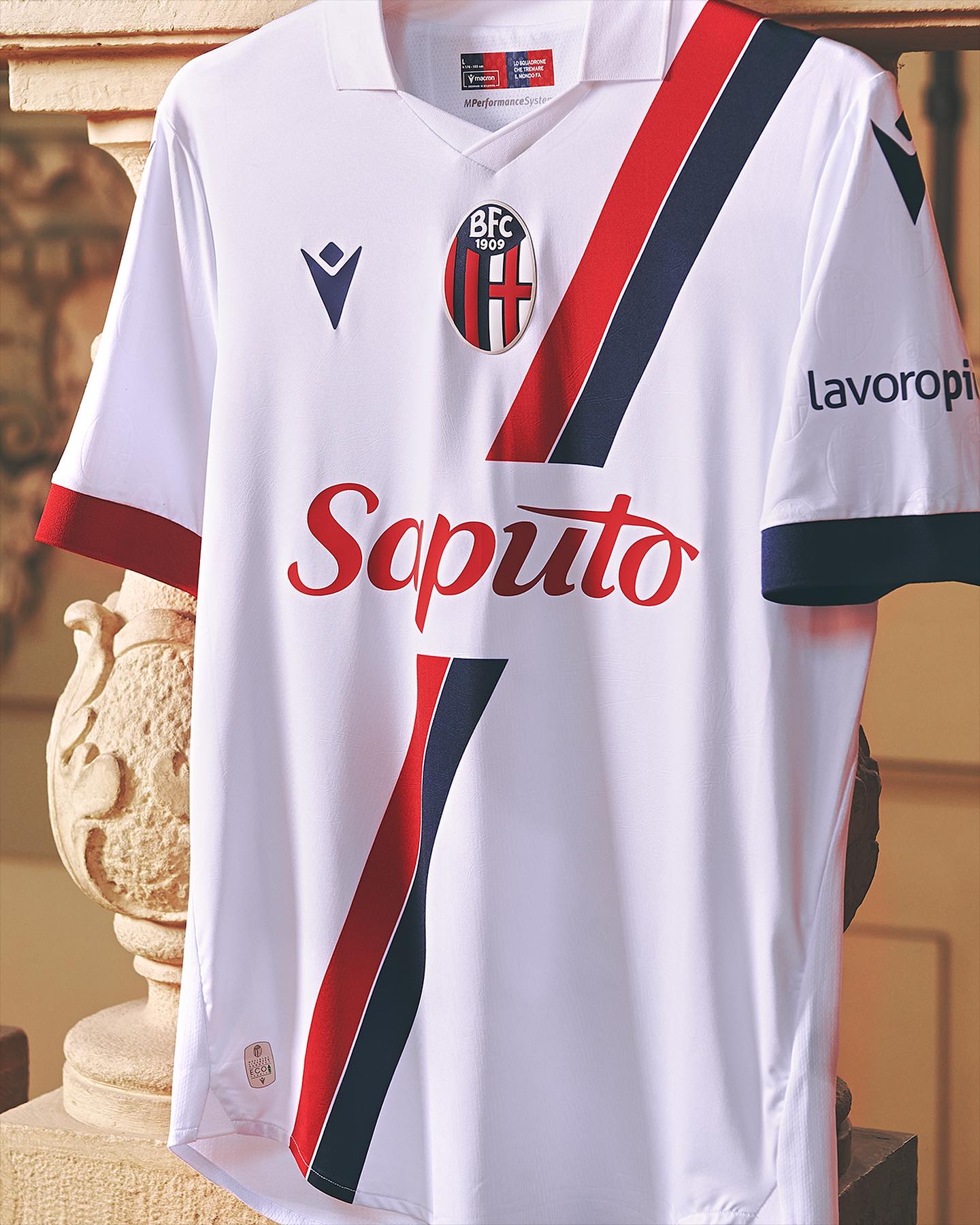 Maglie del Bologna 2023-2024: Macron e il motto «Honor the red and the blue»