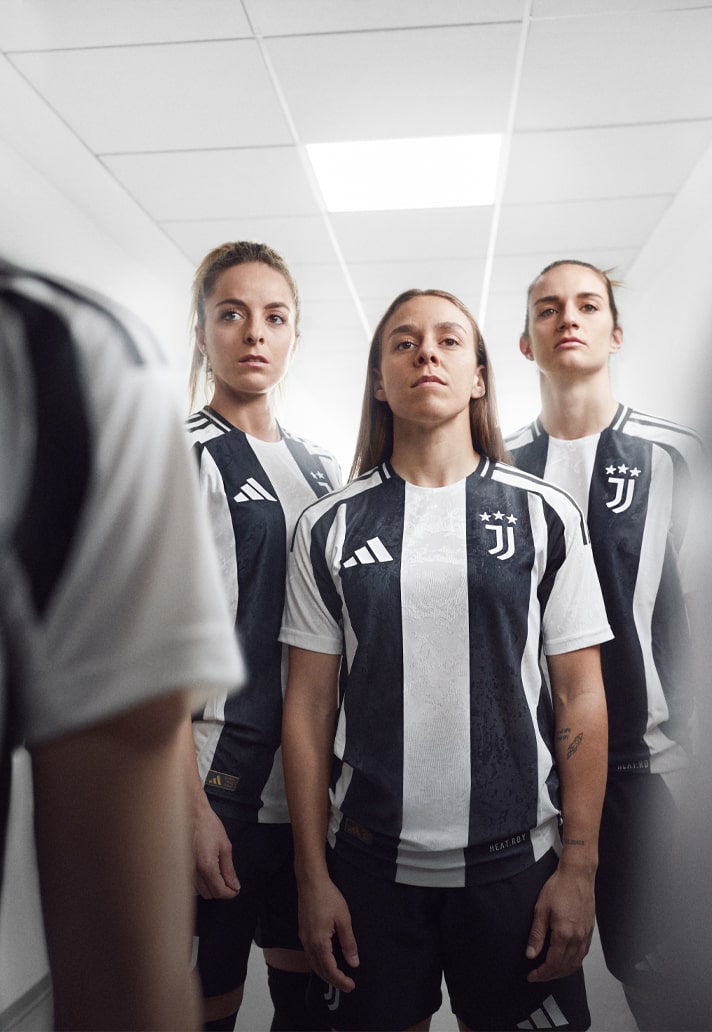 Maglia home della Juventus 2024-2025: le strisce diventano paesaggio lunare