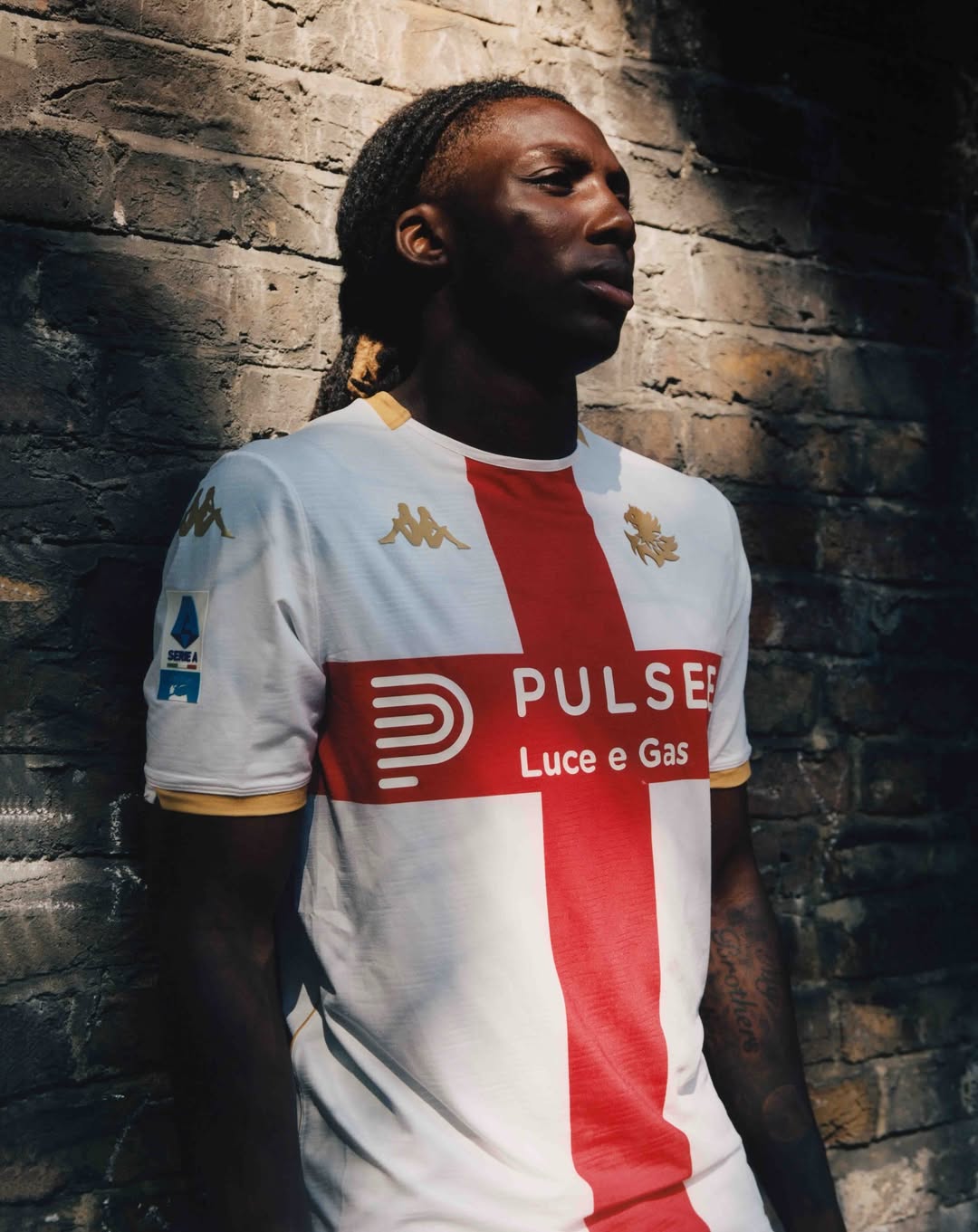 Maglie del Genoa CFC 2025-2026: stemma scomposto, Croce di San Giorgio e inno