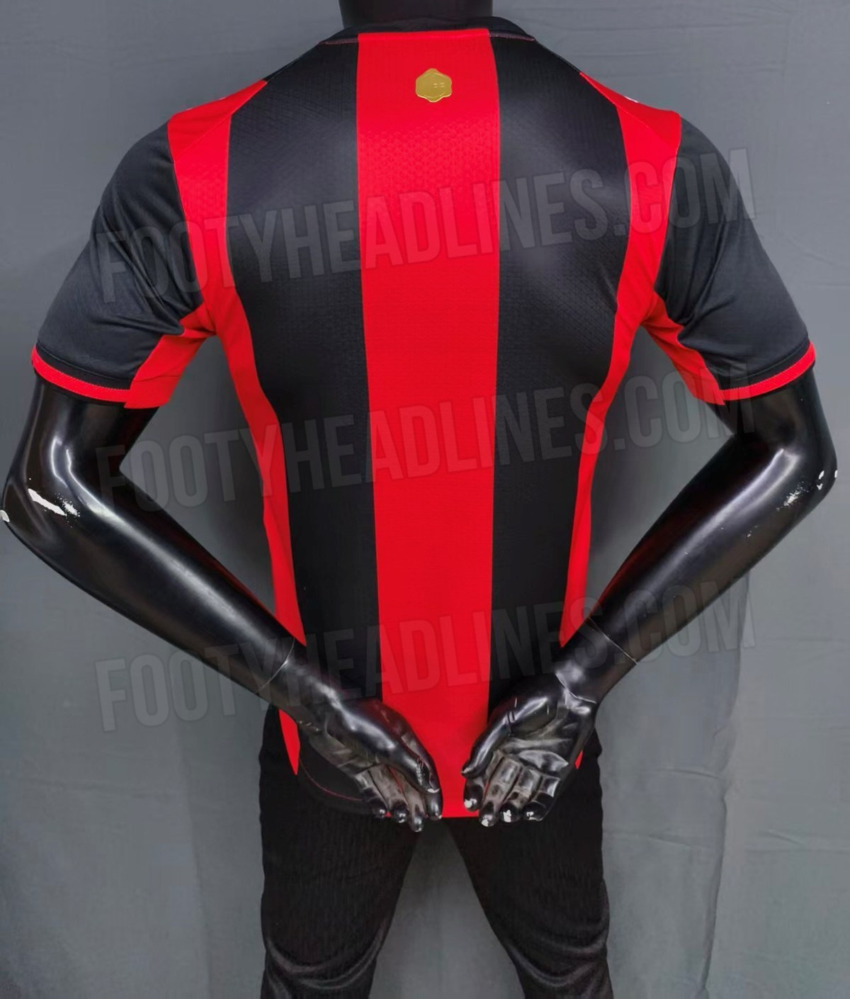 Maglia home del Milan 2026-2027: le fasce larghe che riportano al 2010-2011