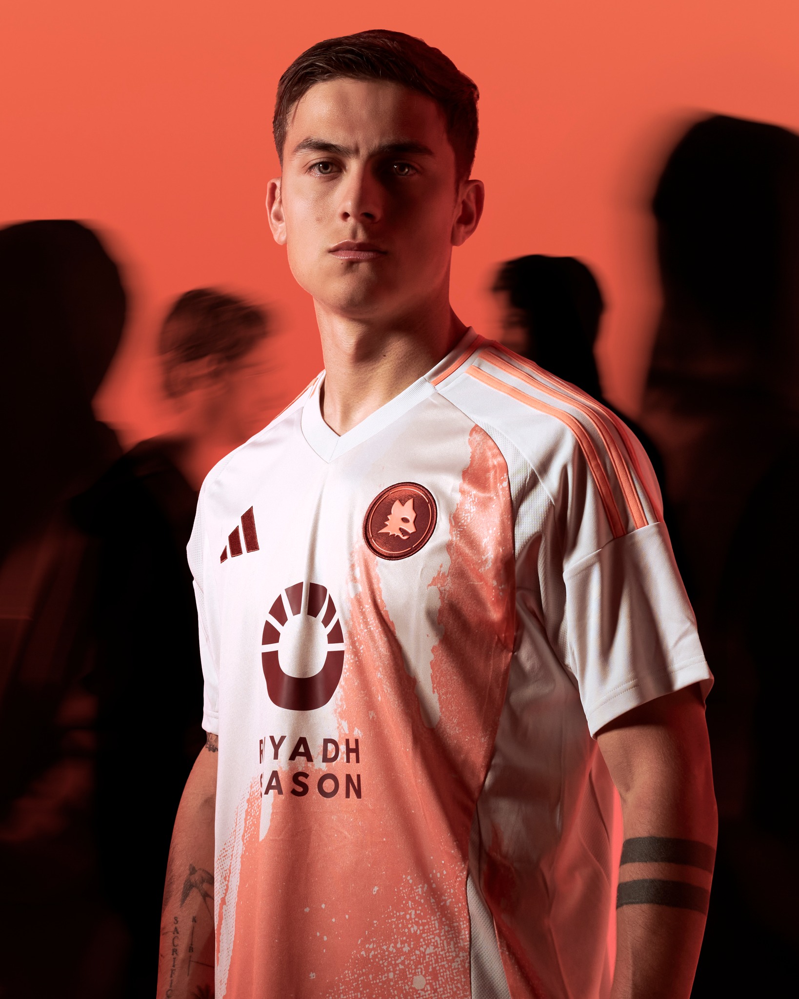 Maglia away dell’AS Roma 2024-2025: i graffiti del Testaccio