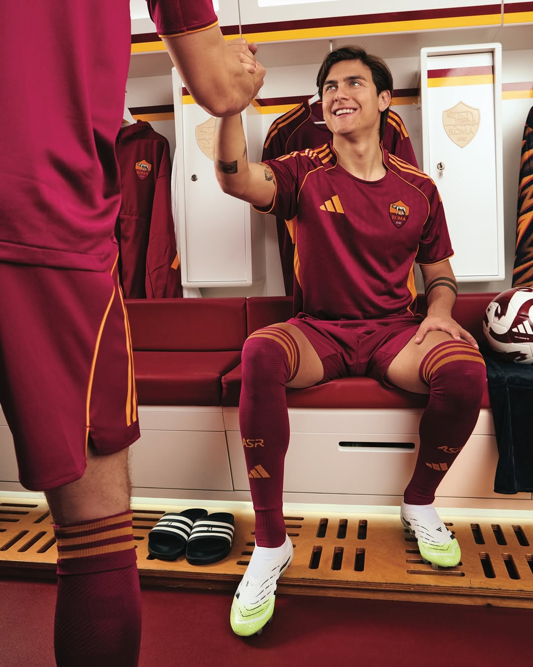 Maglia home dell'AS Roma 2025-2026: adidas riporta il look degli anni Novanta