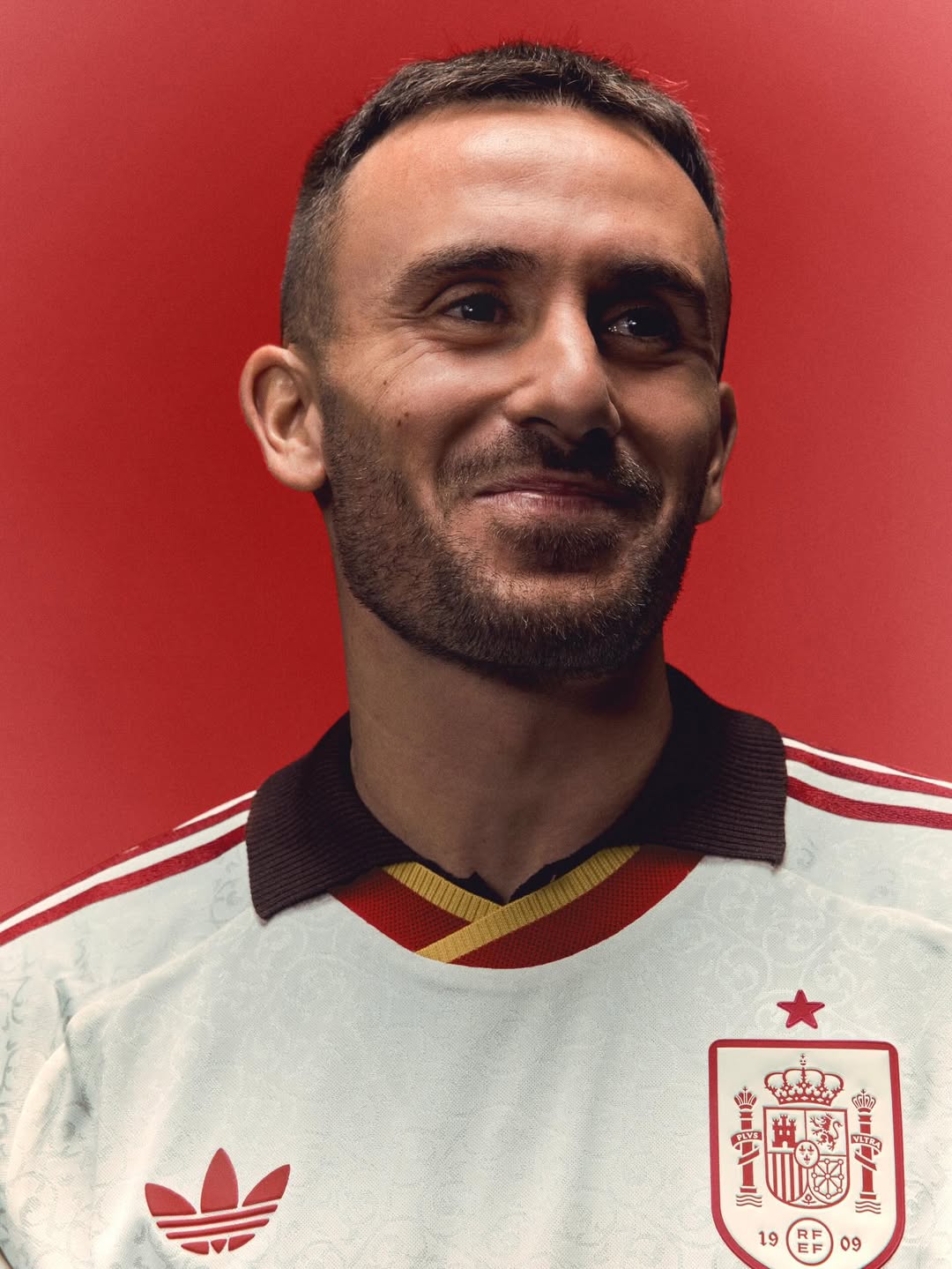 La maglia away della Spagna per i Mondiali 2026 è un gioiello letterario!