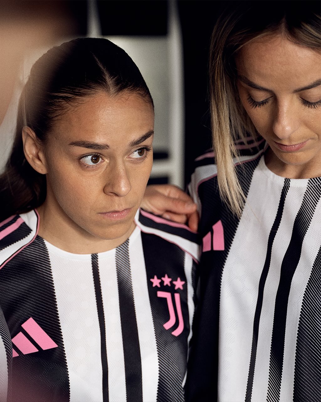 Maglia home della Juventus 2025-2026: strisce nuove e dettagli rosa